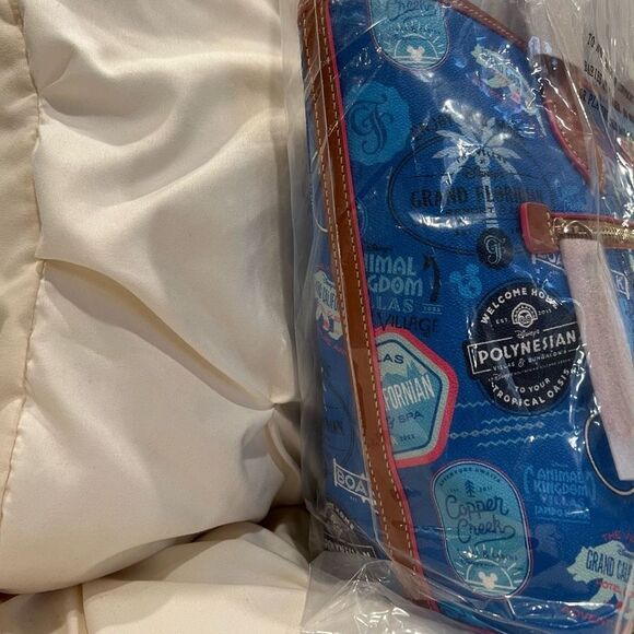 Dooney & Bourke Disney Vacation Club Tote Bag Disney Resorts Hotels NWT - Picture 7 of 8